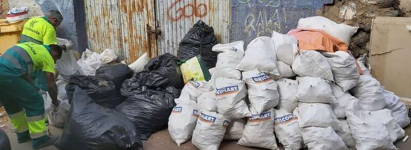 Personal de Limpieza retirando residuos/TA.